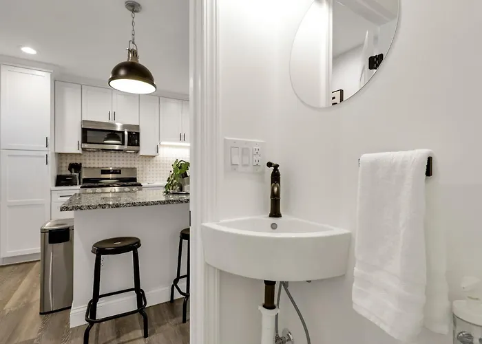 The Worthington - 3 Bedroom 2 5 Bath And Parking Apartment